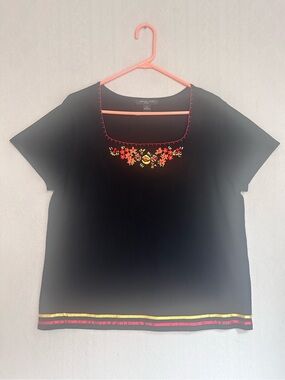 August Silk Black Short-Sleeve Tee with Neon Floral Embroidery Ribbon Hem Sz XL